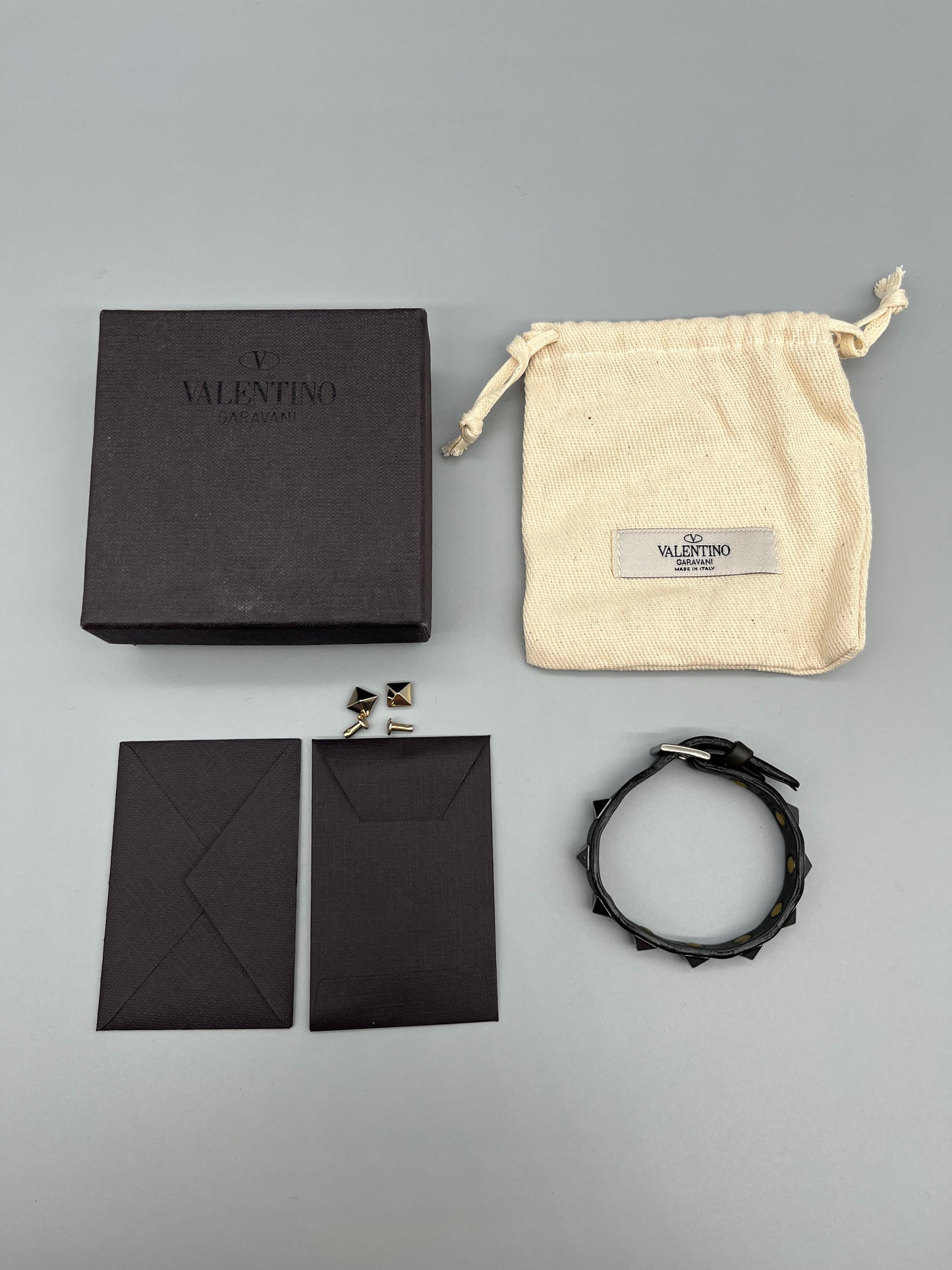 Äkta Valentino Garavani Rockstud Armband i fint begagnat skick med äkthetsgaranti