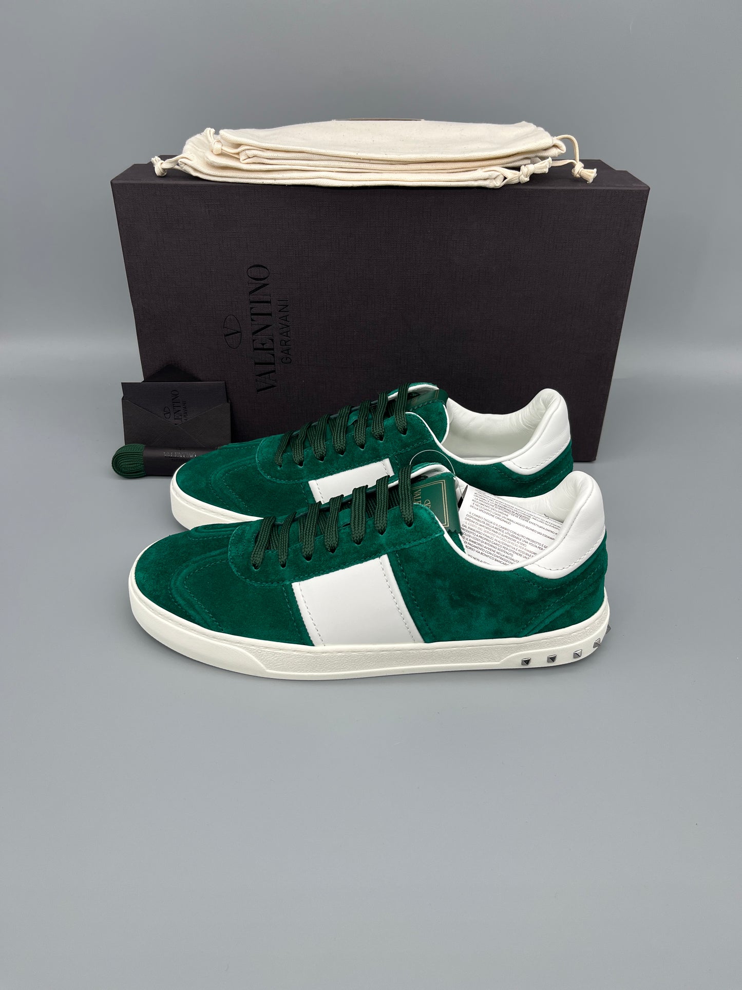 Valentino Garavani Flycrew sneakers i grön mocka, storlek 41 – äkta designerskor