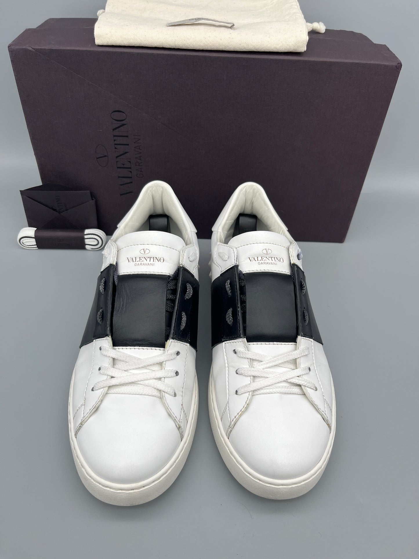 Handla Valentino Garavani Open White Black online | Smidigt och enkelt på nätet - The Grand Archive |