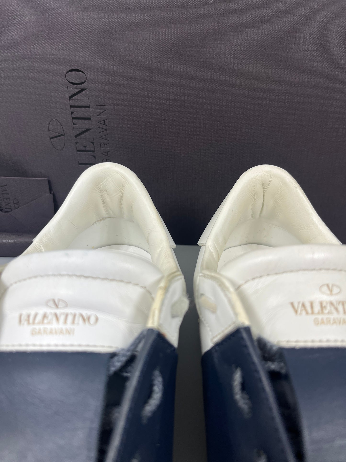 Handla Valentino Garavani Open White Marine online | Smidigt och enkelt på nätet - The Grand Archive |