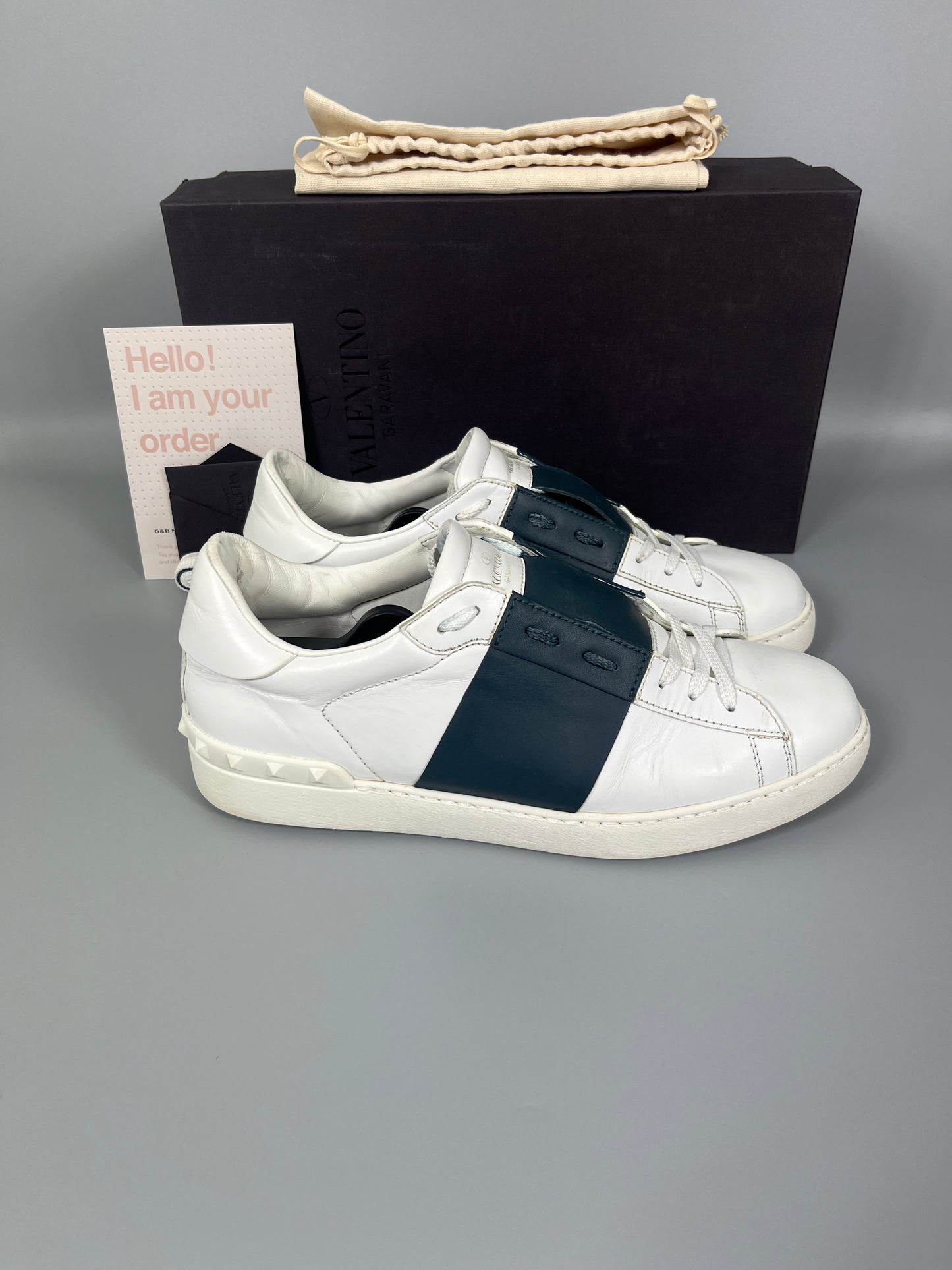 Handla Valentino Garavani Open White Marine online | Smidigt och enkelt på nätet - The Grand Archive AB |