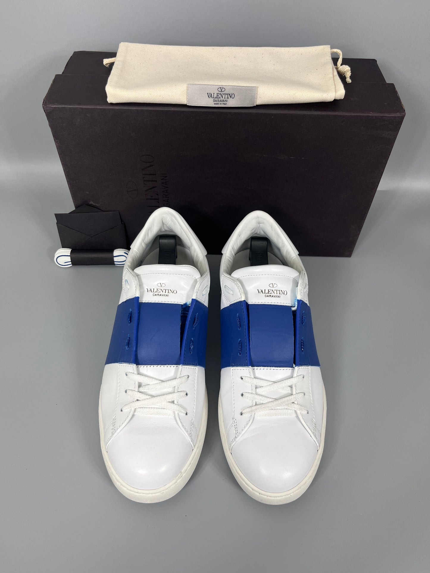 Handla Valentino Garavani Open White Blue online | Smidigt och enkelt på nätet - The Grand Archive |