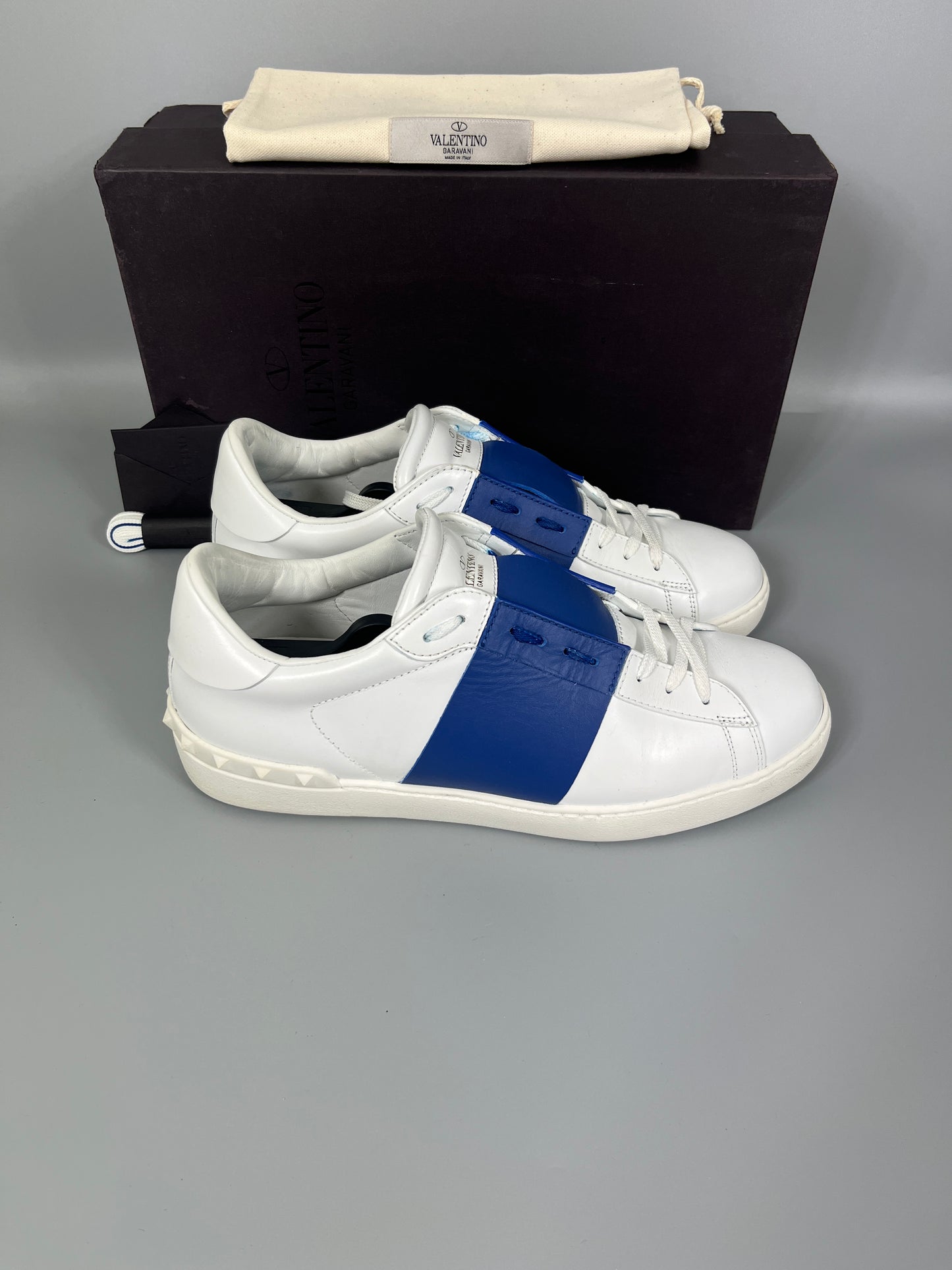 Handla Valentino Garavani Open White Blue online | Smidigt och enkelt på nätet - The Grand Archive |