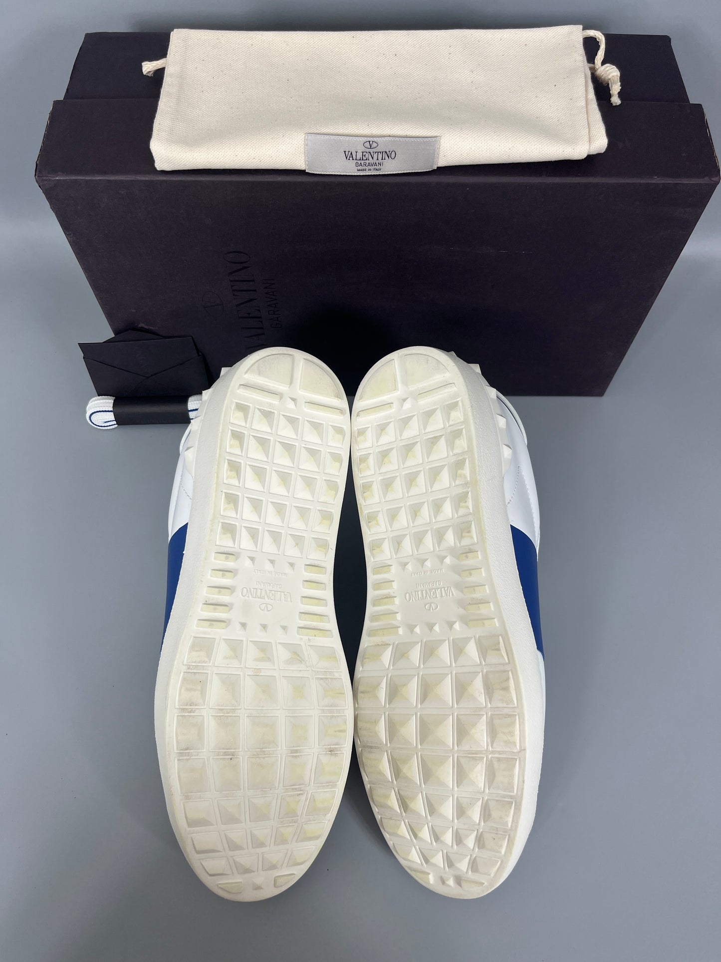 Handla Valentino Garavani Open White Blue online | Smidigt och enkelt på nätet - The Grand Archive |