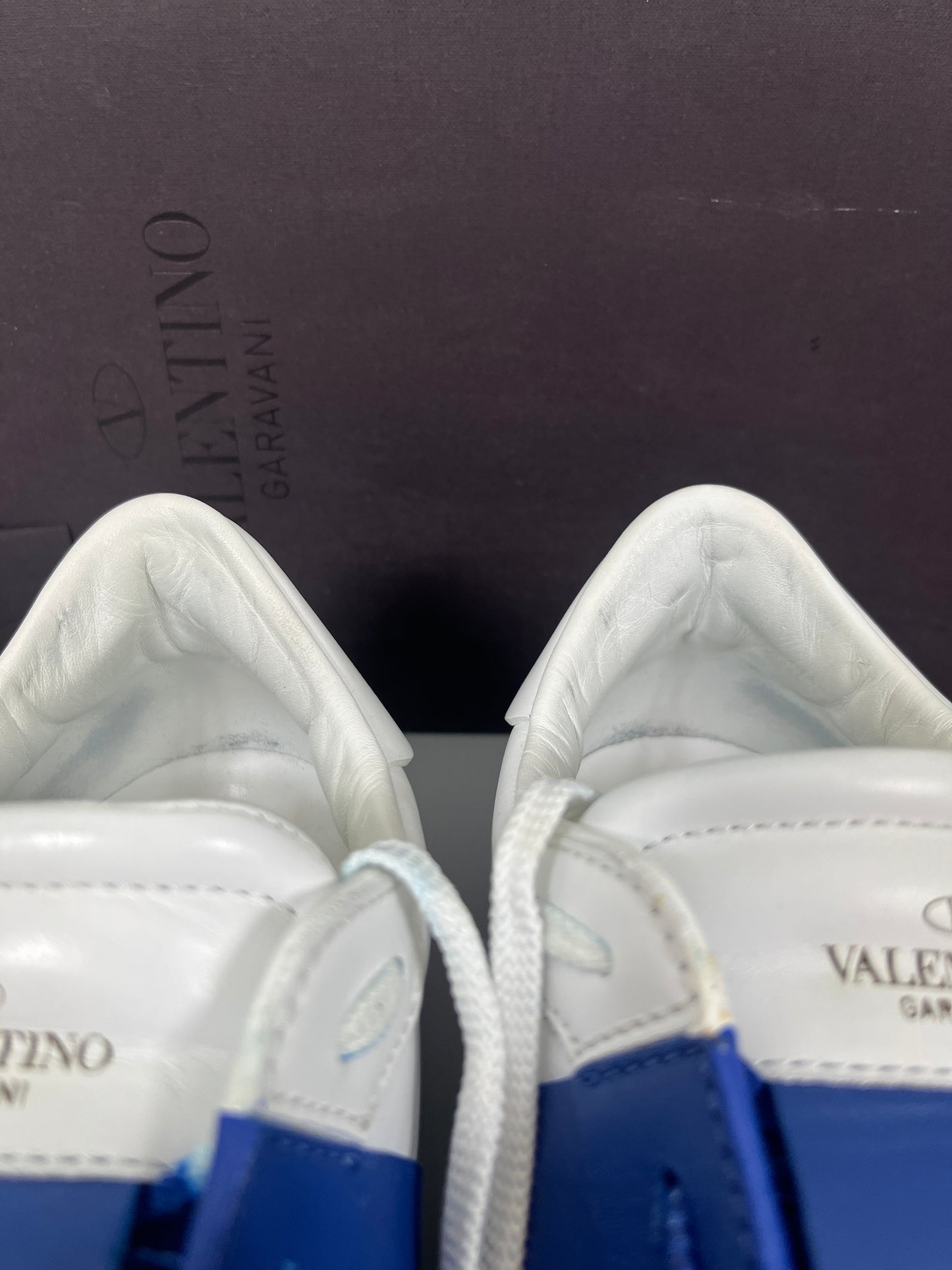 Handla Valentino Garavani Open White Blue online | Smidigt och enkelt på nätet - The Grand Archive |