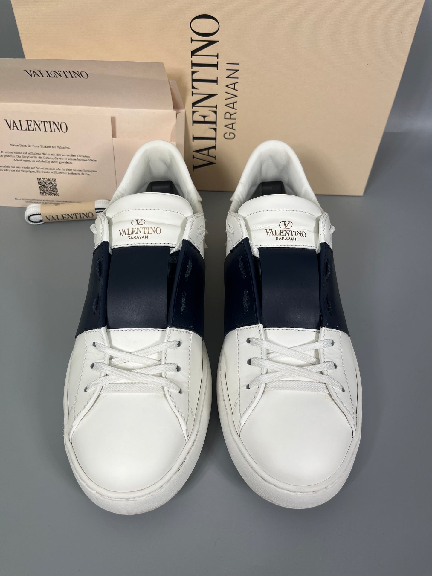 Handla Valentino Garavani Open White Marine online | Smidigt och enkelt på nätet - The Grand Archive |