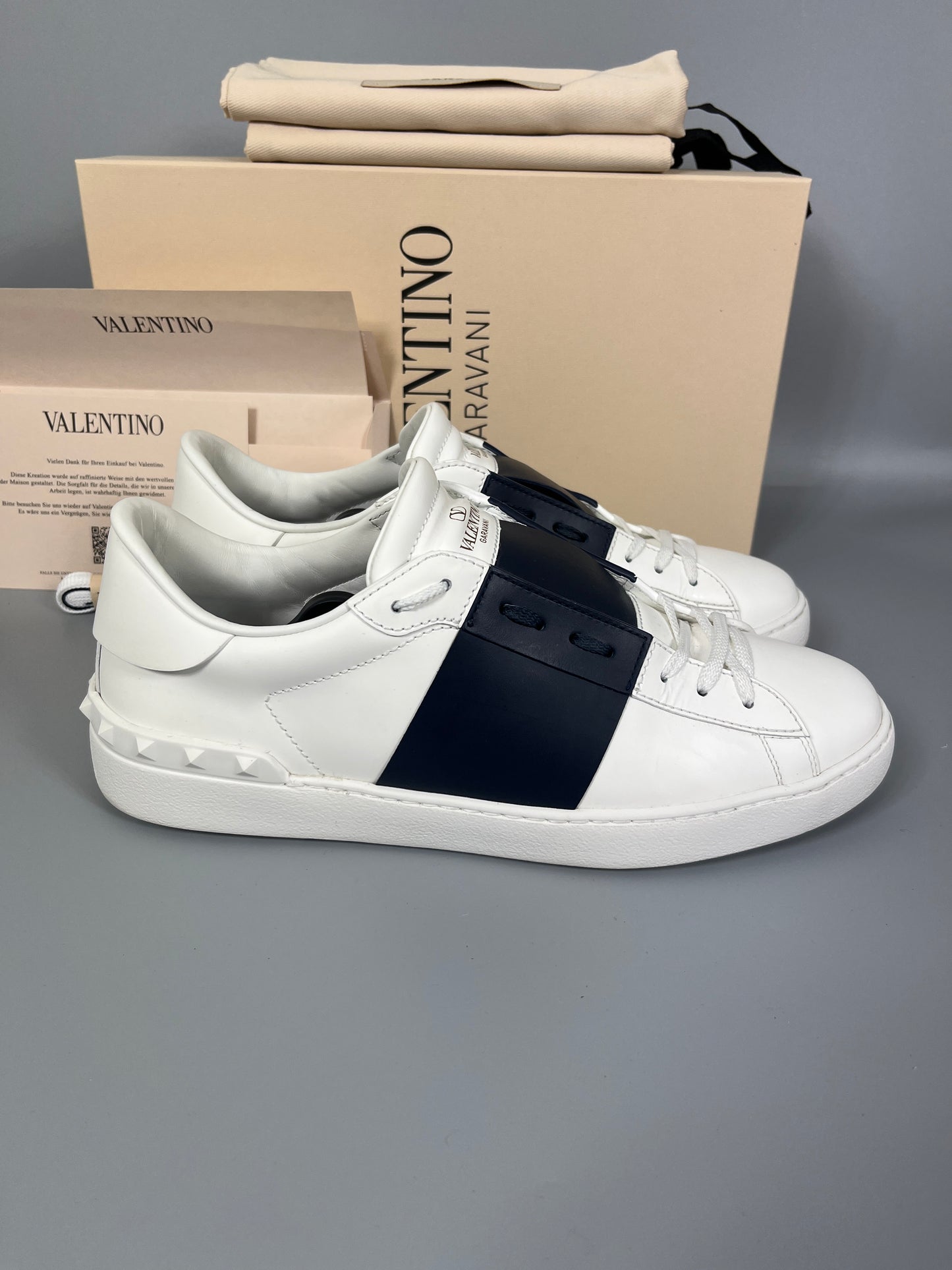 Handla Valentino Garavani Open White Marine online | Smidigt och enkelt på nätet - The Grand Archive |
