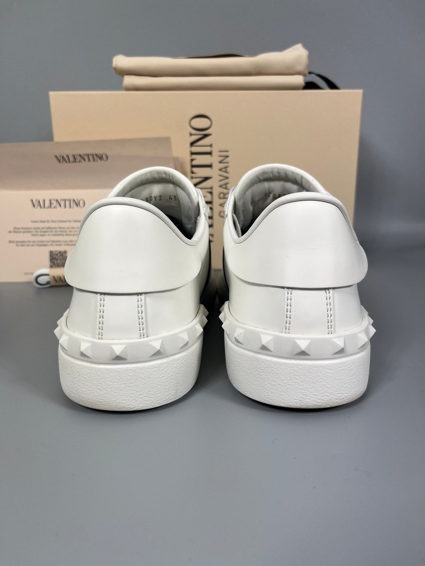 Handla Valentino Garavani Open White Marine online | Smidigt och enkelt på nätet - The Grand Archive |