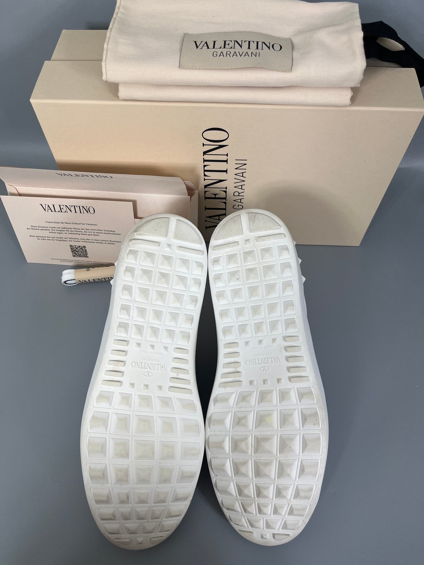 Handla Valentino Garavani Open White Marine online | Smidigt och enkelt på nätet - The Grand Archive |