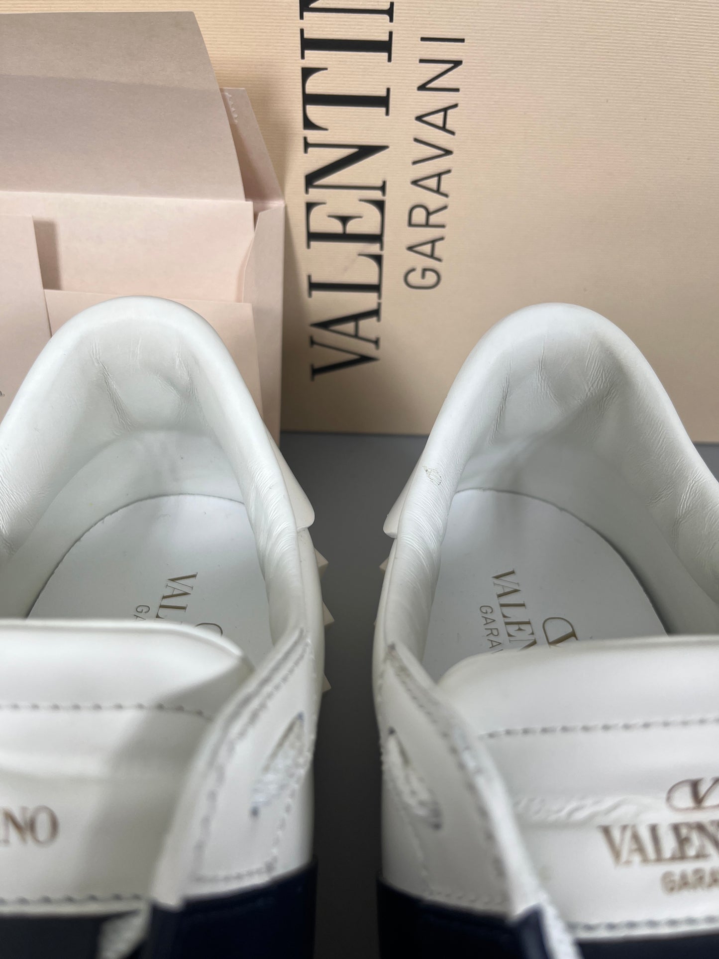 Handla Valentino Garavani Open White Marine online | Smidigt och enkelt på nätet - The Grand Archive |