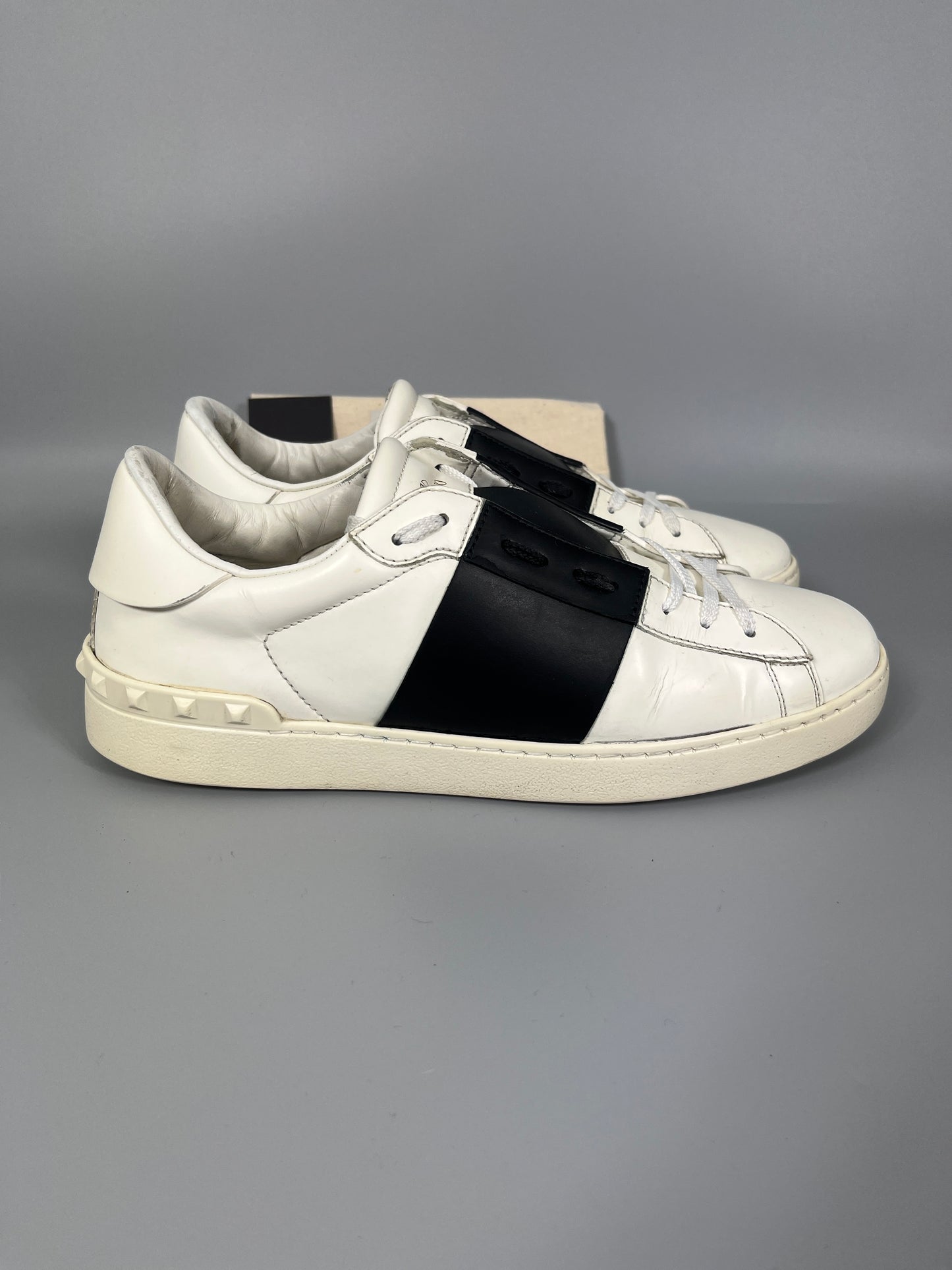Handla Valentino Garavani Open White Black online | Smidigt och enkelt på nätet - The Grand Archive |