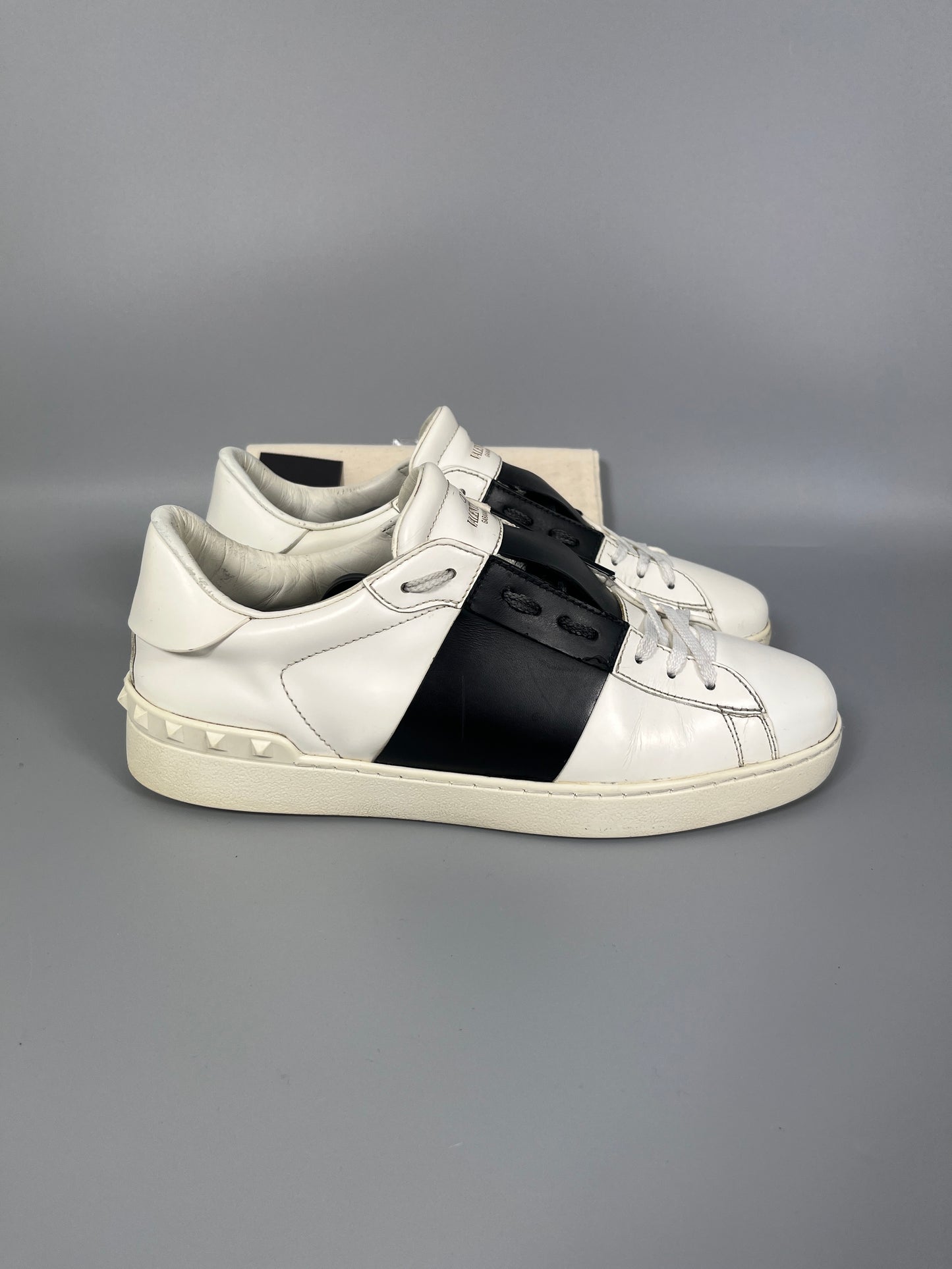 Handla Valentino Garavani Open White Black online | Smidigt och enkelt på nätet - The Grand Archive |
