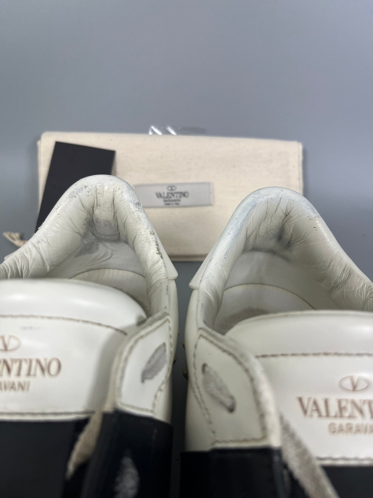 Handla Valentino Garavani Open White Black online | Smidigt och enkelt på nätet - The Grand Archive |