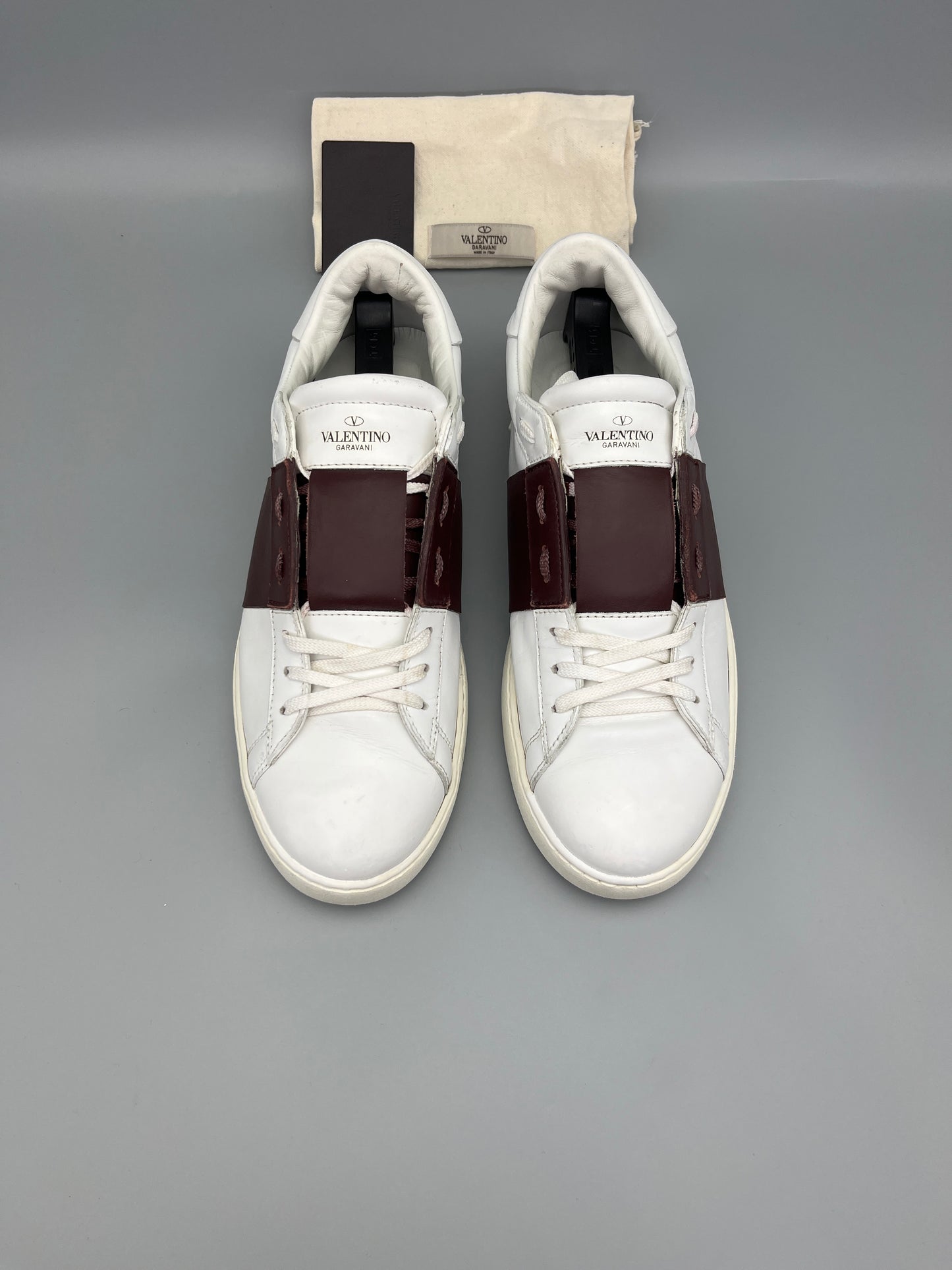 Handla Valentino Garavani Open Burgundy online | Smidigt och enkelt på nätet - The Grand Archive |
