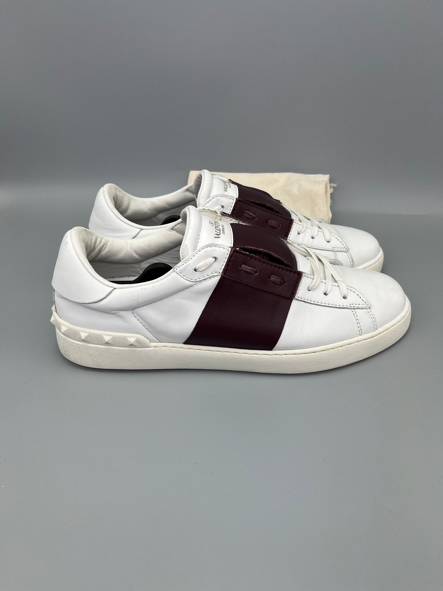 Handla Valentino Garavani Open Burgundy online | Smidigt och enkelt på nätet - The Grand Archive |