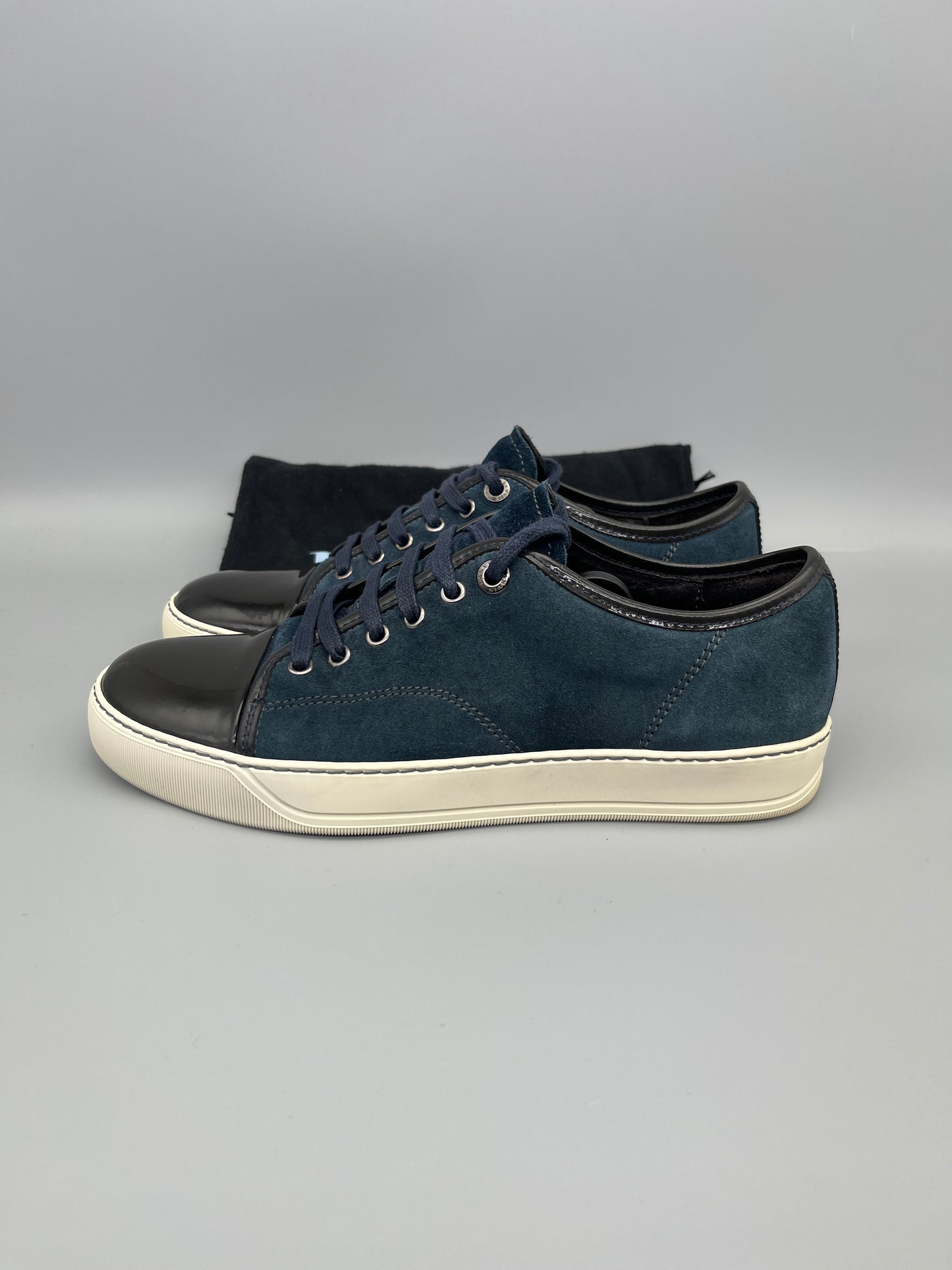 Handla Lanvin DBB1 Blue Patent Cap Toe online | Smidigt och enkelt på nätet - The Grand Archive |