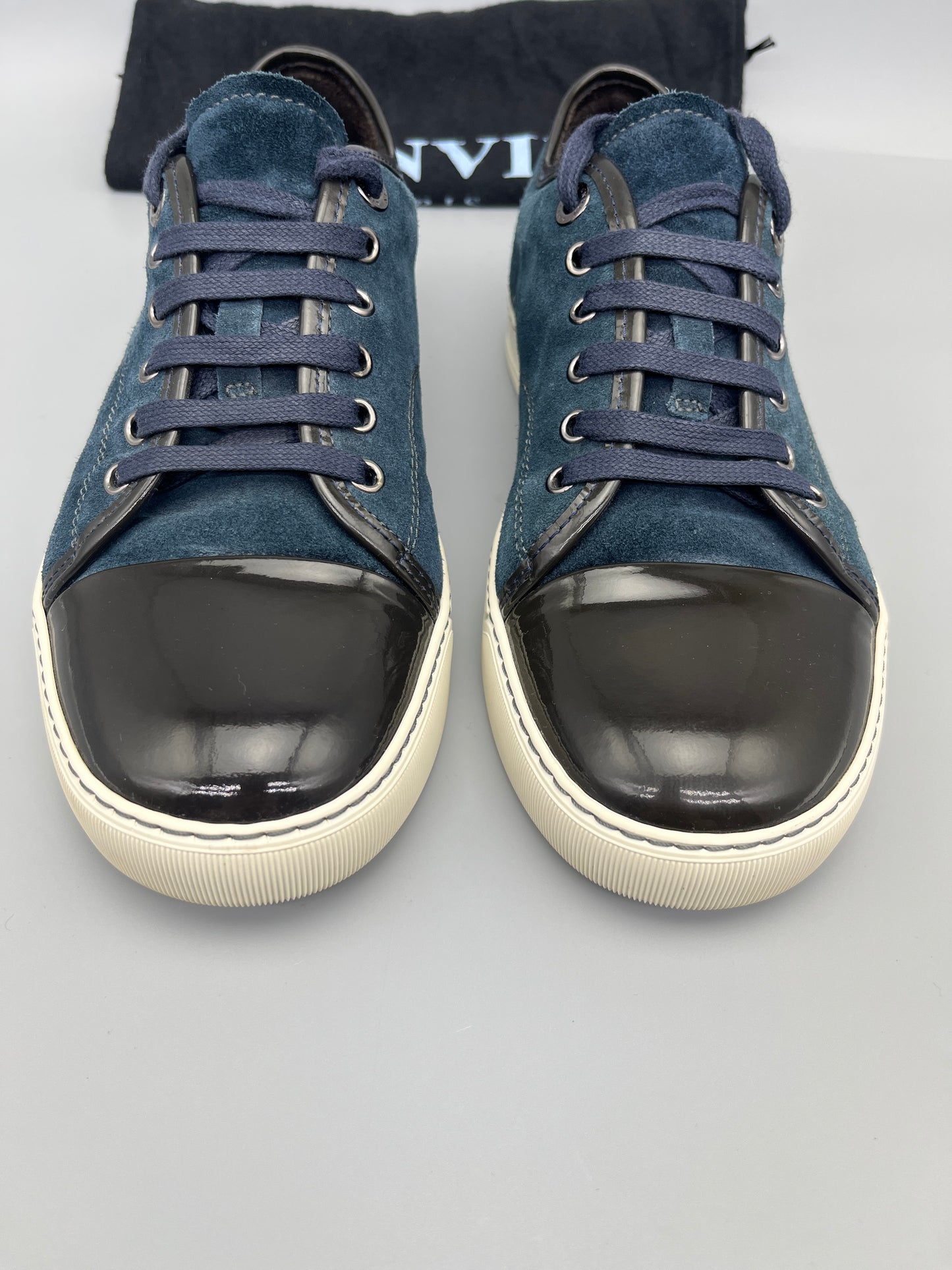 Handla Lanvin DBB1 Blue Patent Cap Toe online | Smidigt och enkelt på nätet - The Grand Archive |
