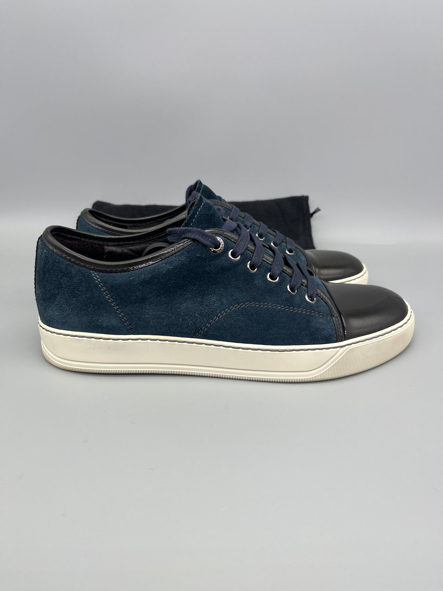 Handla Lanvin DBB1 Blue Patent Cap Toe online | Smidigt och enkelt på nätet - The Grand Archive |