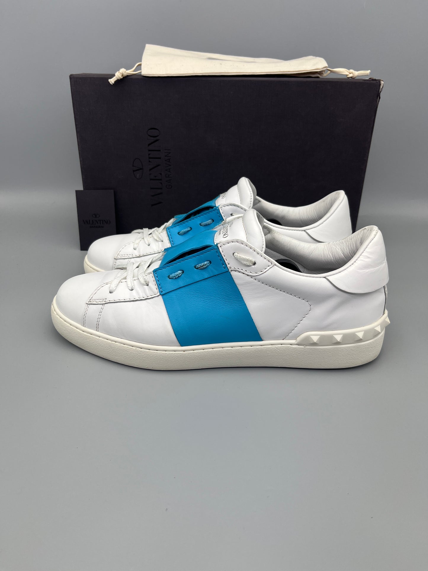Handla Valentino Garavani Open Blue online | Smidigt och enkelt på nätet - The Grand Archive |