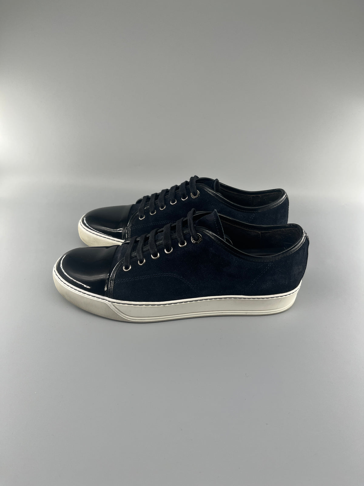 Handla Valentino DBB1 Patent Cap Toe Sneaker Navy online | Smidigt och enkelt på nätet - The Grand Archive |