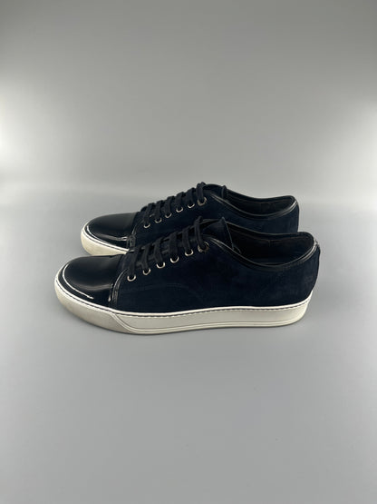 Handla Valentino DBB1 Patent Cap Toe Sneaker Navy online | Smidigt och enkelt på nätet - The Grand Archive |