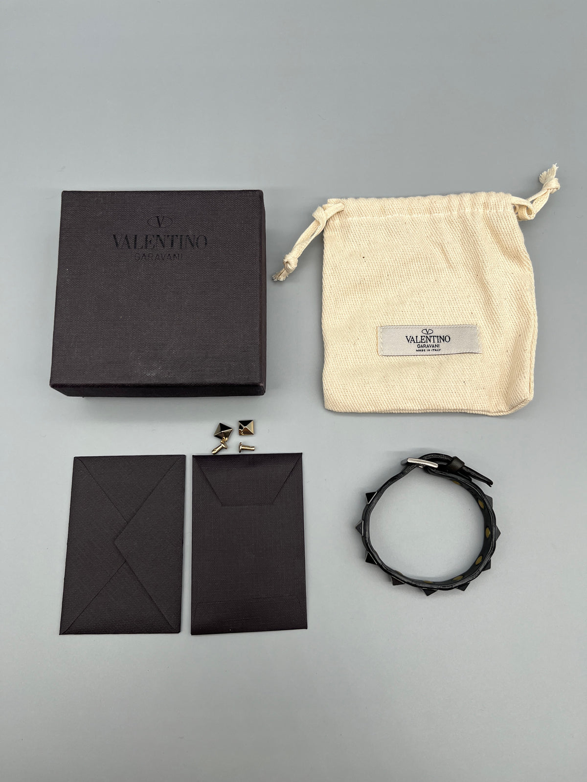 Äkta Valentino Garavani Rockstud Armband i fint begagnat skick med äkthetsgaranti