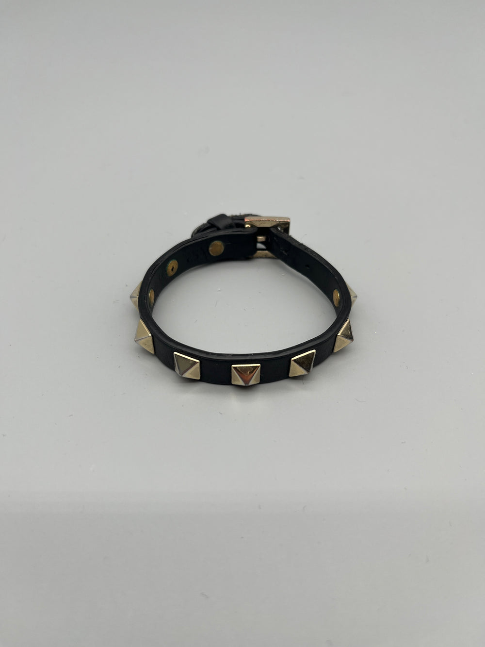 Handla Valentino Garavani Rockstud Bracelet online | Smidigt och enkelt på nätet - The Grand Archive |