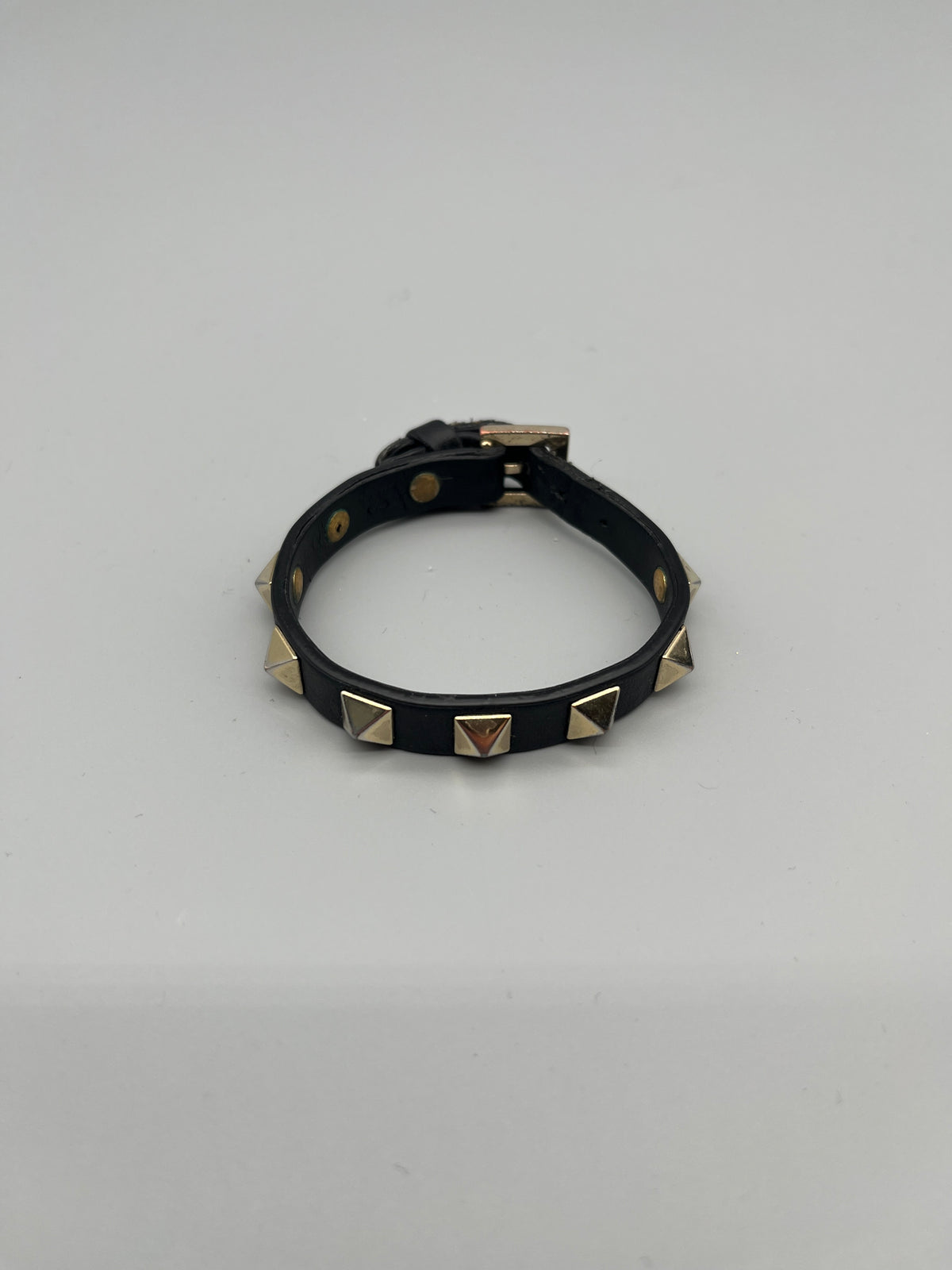Handla Valentino Garavani Rockstud Bracelet online | Smidigt och enkelt på nätet - The Grand Archive |