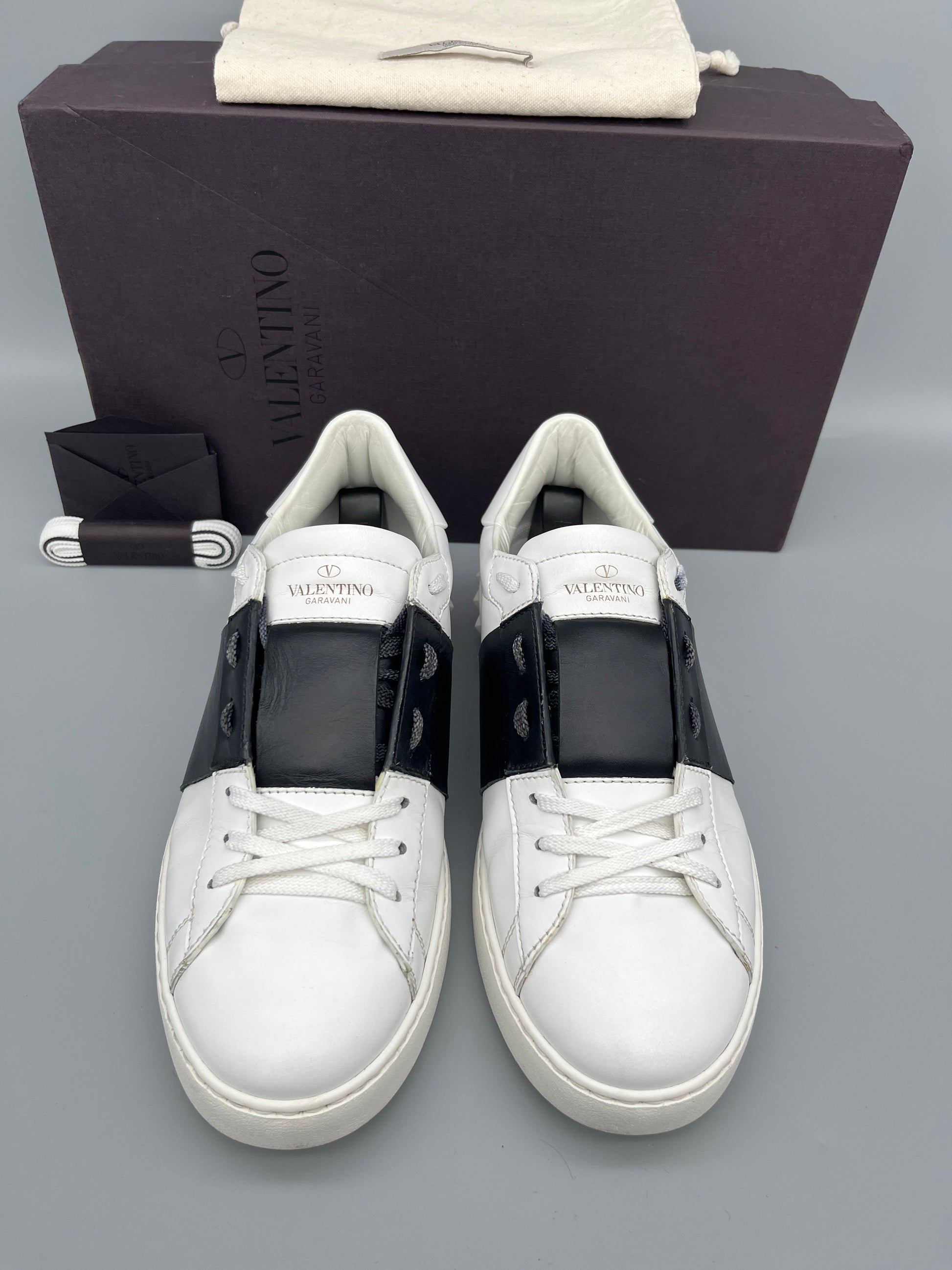 Handla Valentino Garavani Open White Black online | Smidigt och enkelt på nätet - The Grand Archive |