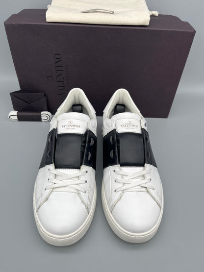 Handla Valentino Garavani Open White Black online | Smidigt och enkelt på nätet - The Grand Archive |