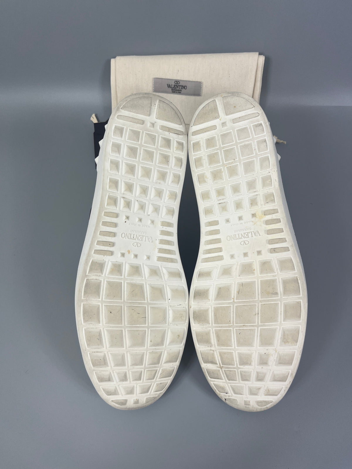 Valentino Garavani Open Sneaker vit gummisula – grepp och varumärke.