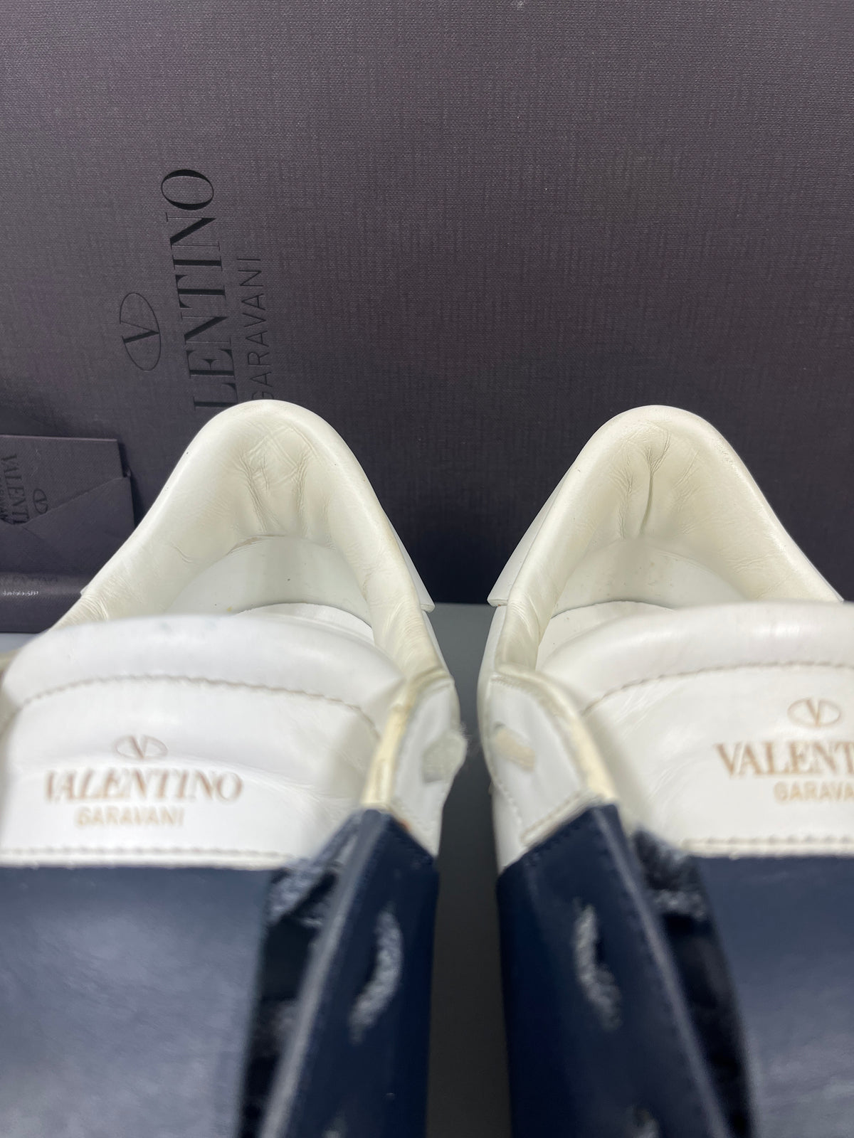 Handla Valentino Garavani Open White Marine online | Smidigt och enkelt på nätet - The Grand Archive |