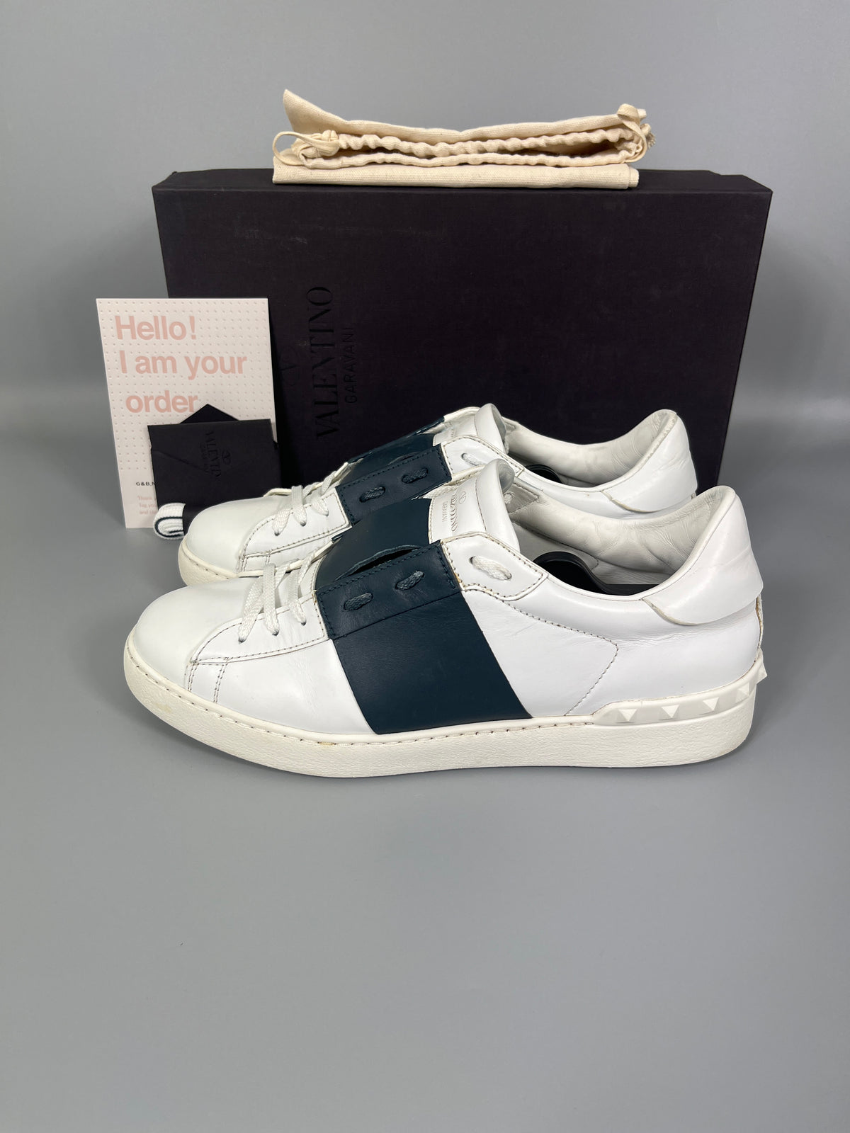 Handla Valentino Garavani Open White Marine online | Smidigt och enkelt på nätet - The Grand Archive AB |
