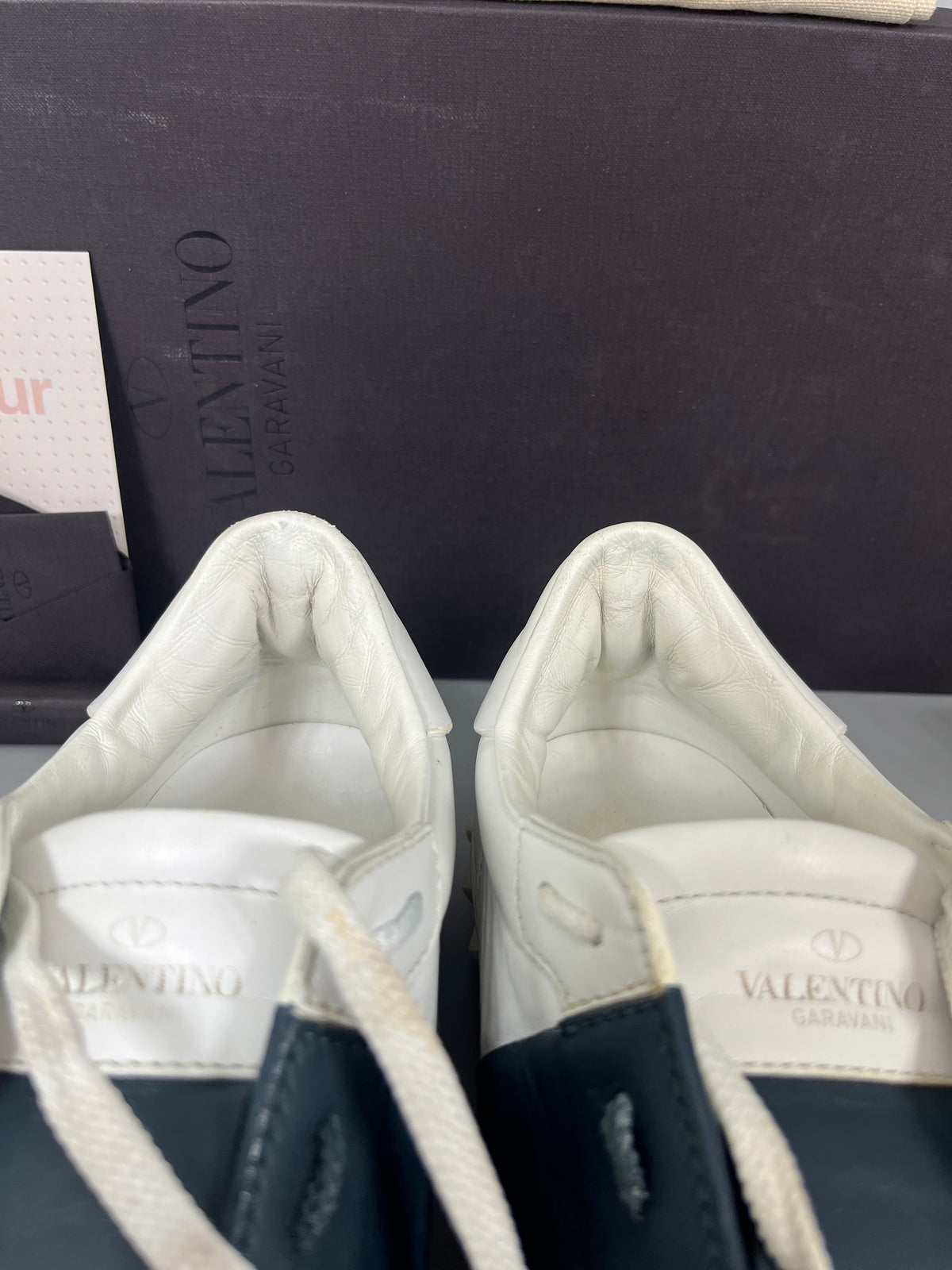 Handla Valentino Garavani Open White Marine online | Smidigt och enkelt på nätet - The Grand Archive AB |