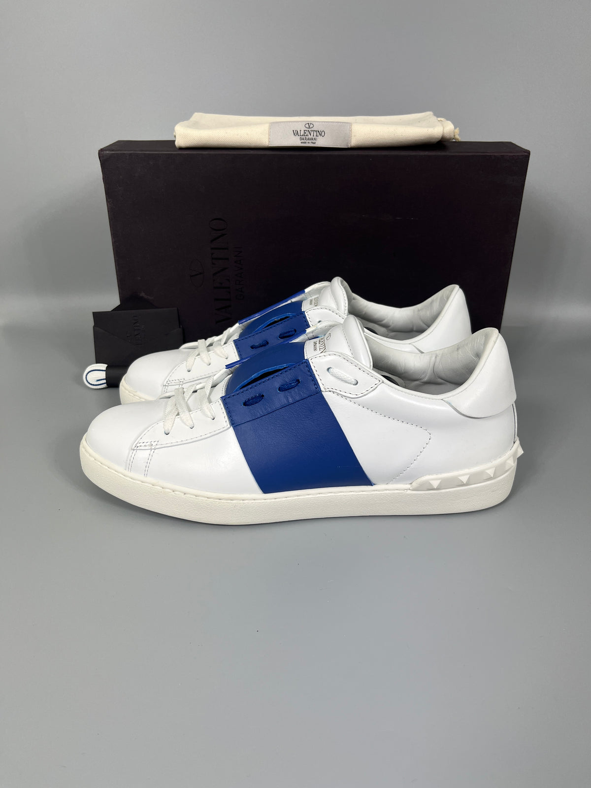 Handla Valentino Garavani Open White Blue online | Smidigt och enkelt på nätet - The Grand Archive |