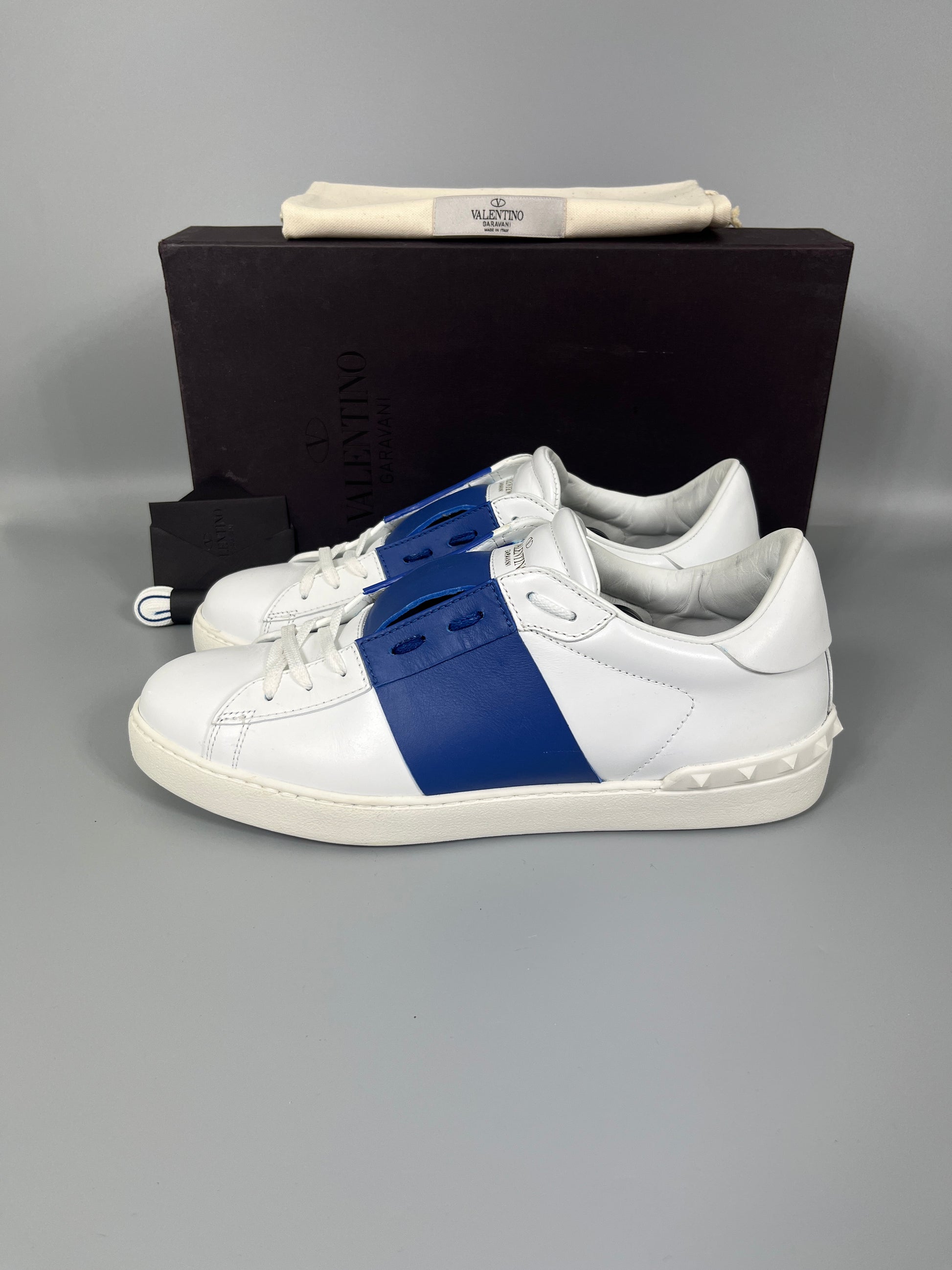Handla Valentino Garavani Open White Blue online | Smidigt och enkelt på nätet - The Grand Archive |