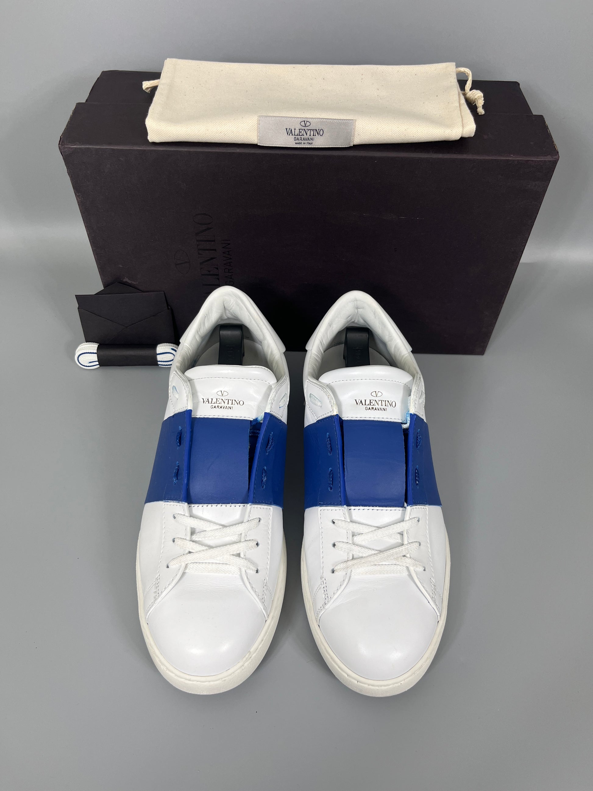Handla Valentino Garavani Open White Blue online | Smidigt och enkelt på nätet - The Grand Archive |