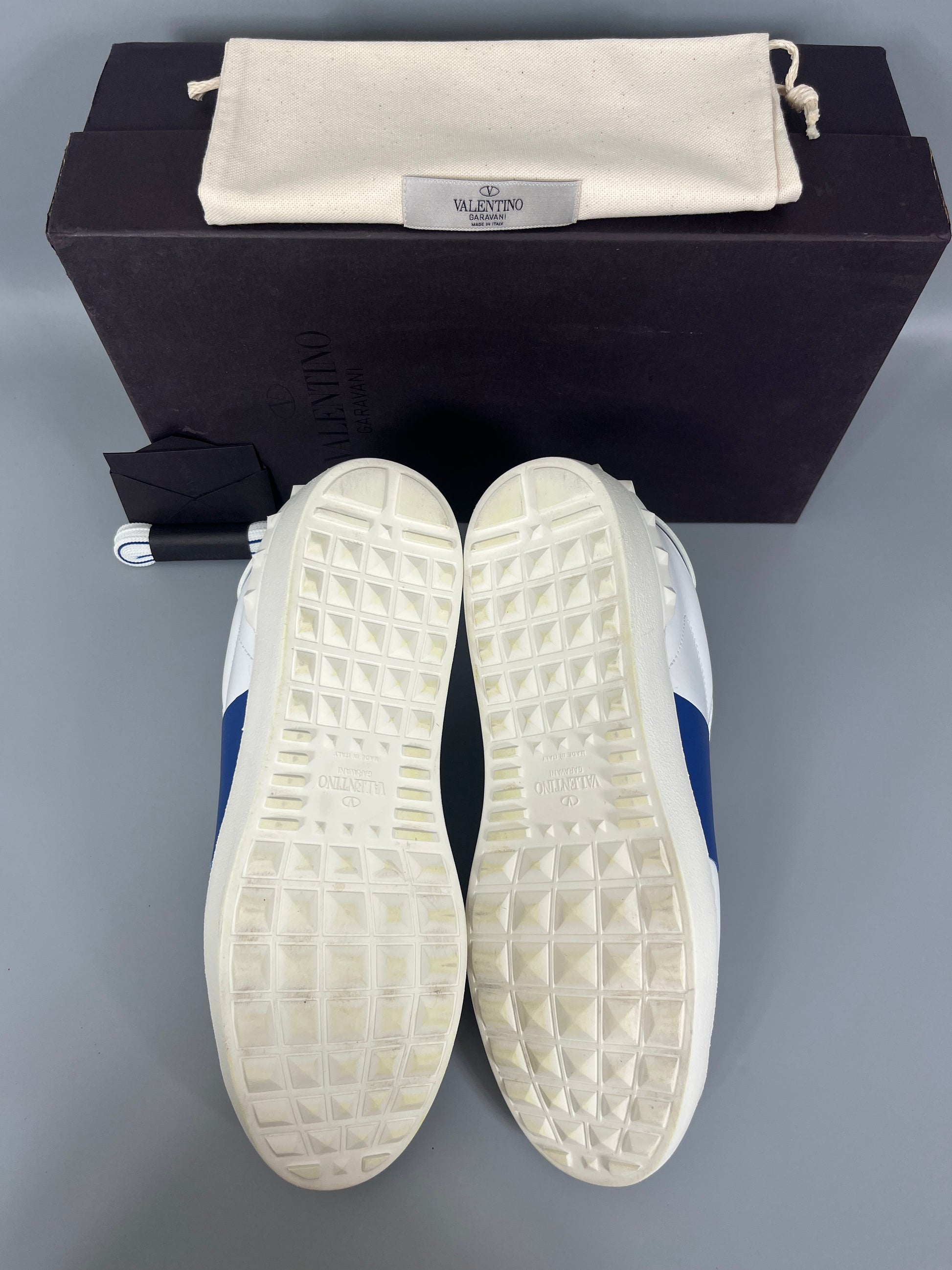 Handla Valentino Garavani Open White Blue online | Smidigt och enkelt på nätet - The Grand Archive |