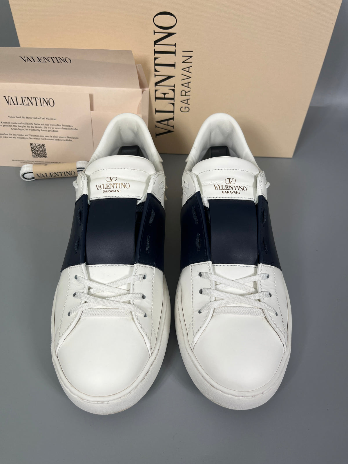 Handla Valentino Garavani Open White Marine online | Smidigt och enkelt på nätet - The Grand Archive |