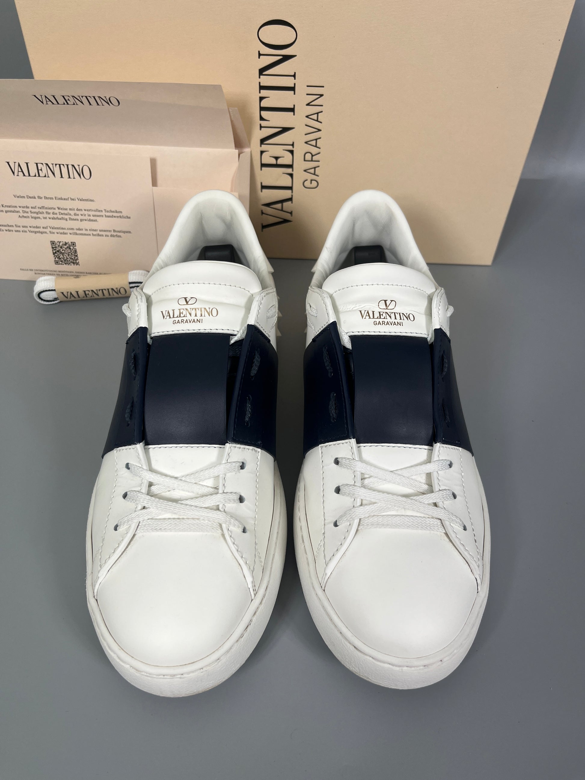 Handla Valentino Garavani Open White Marine online | Smidigt och enkelt på nätet - The Grand Archive |