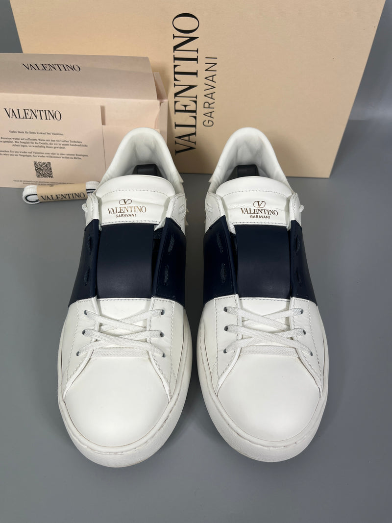 Handla Valentino Garavani Open White Marine online | Smidigt och enkelt på nätet - The Grand Archive |