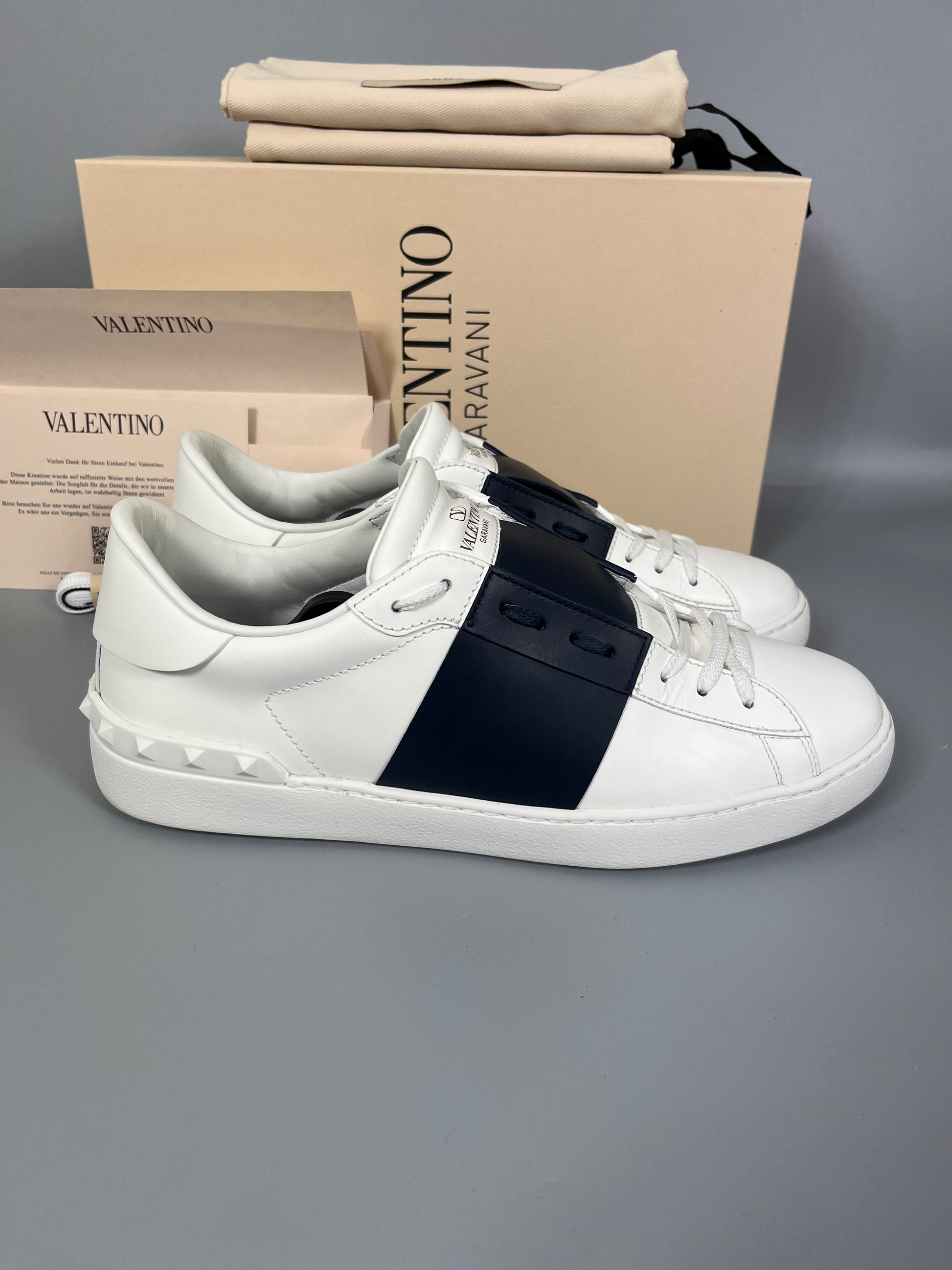 Handla Valentino Garavani Open White Marine online | Smidigt och enkelt på nätet - The Grand Archive |