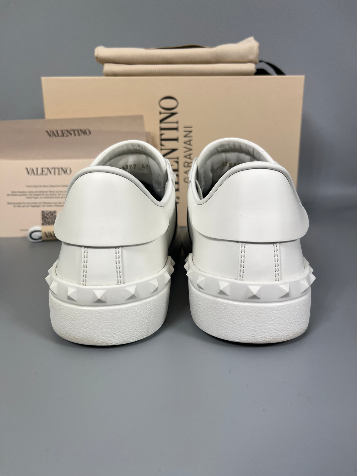 Handla Valentino Garavani Open White Marine online | Smidigt och enkelt på nätet - The Grand Archive |