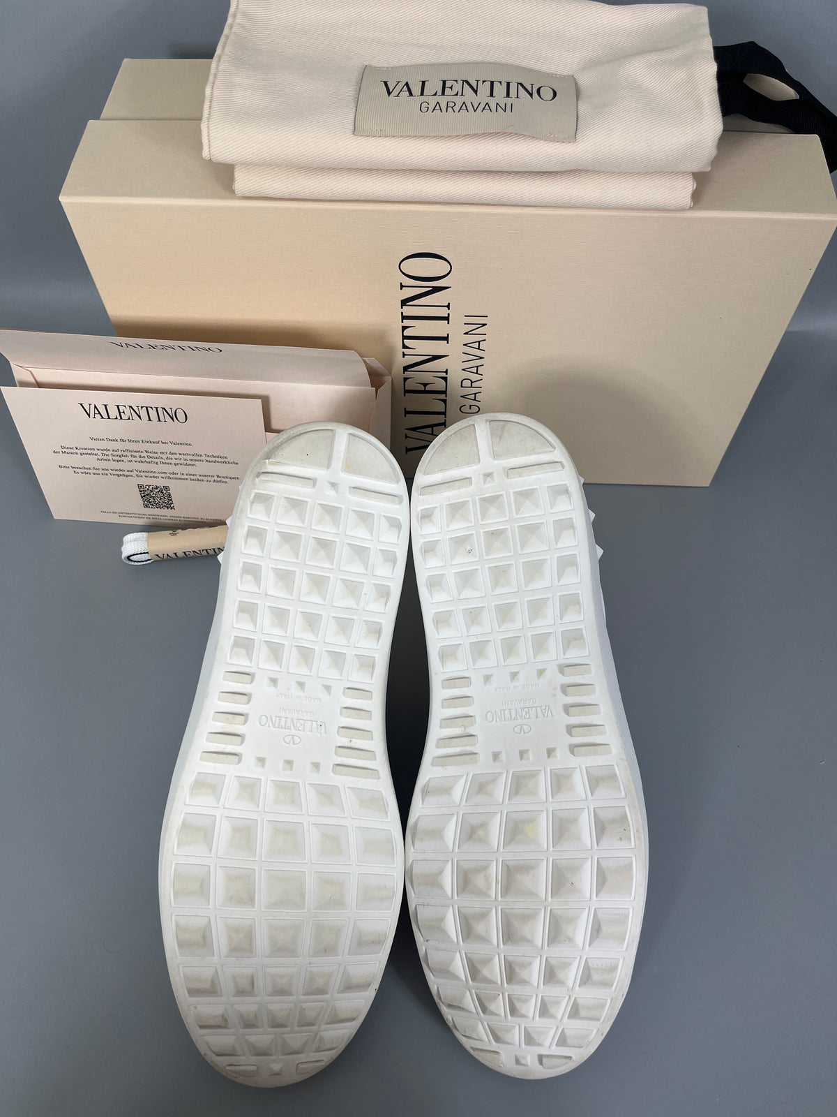 Handla Valentino Garavani Open White Marine online | Smidigt och enkelt på nätet - The Grand Archive |