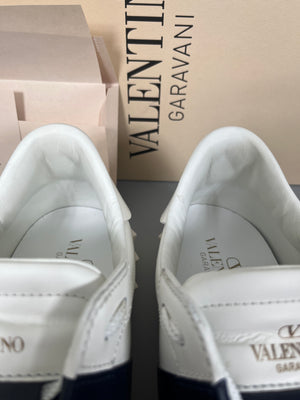 Handla Valentino Garavani Open White Marine online | Smidigt och enkelt på nätet - The Grand Archive |