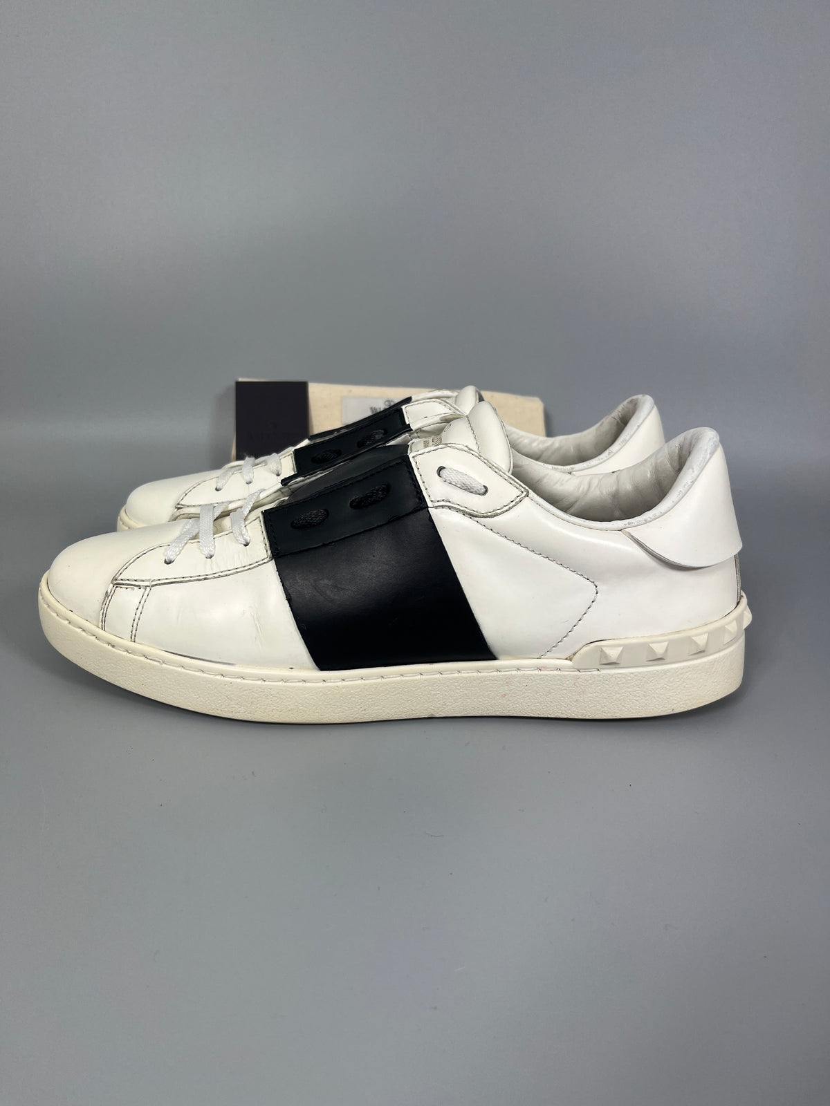Handla Valentino Garavani Open White Black online | Smidigt och enkelt på nätet - The Grand Archive |