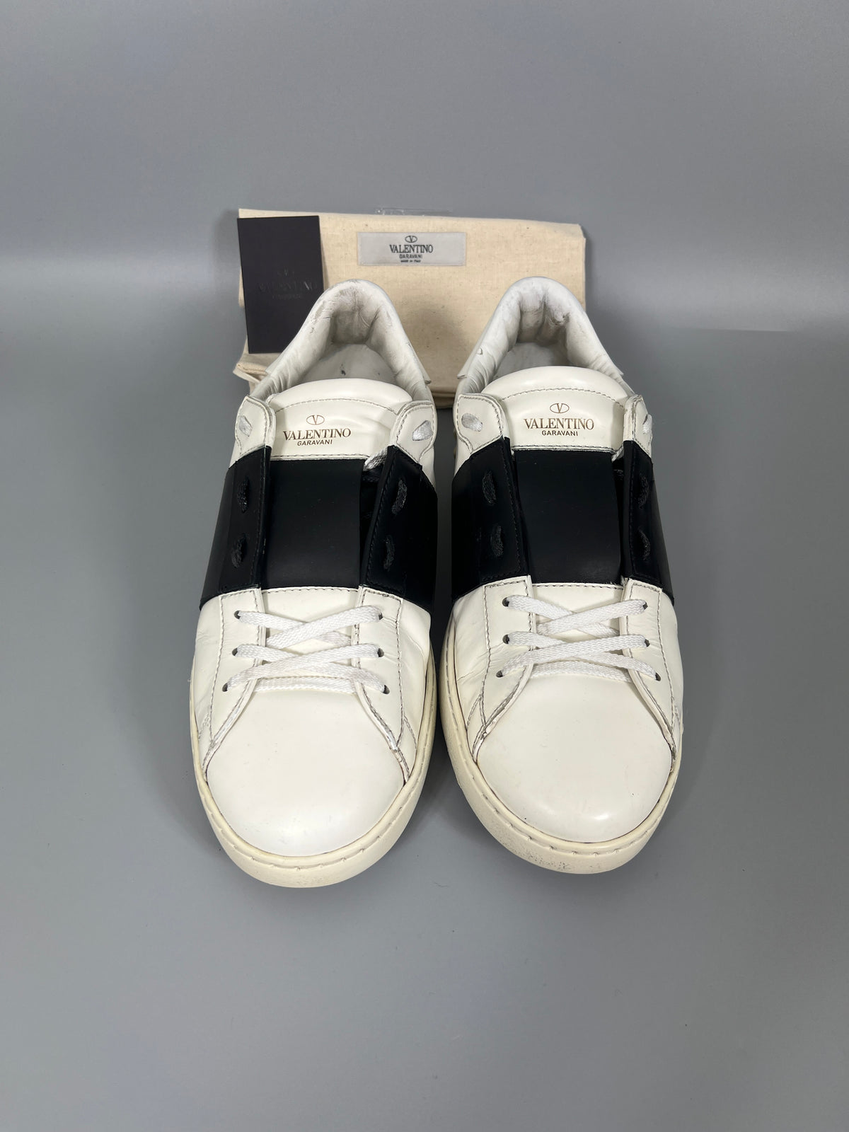 Handla Valentino Garavani Open White Black online | Smidigt och enkelt på nätet - The Grand Archive |