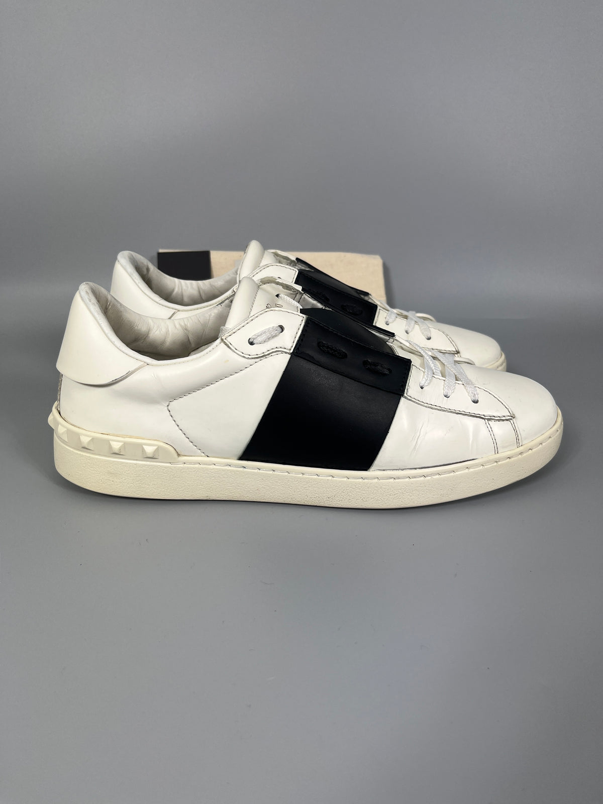 Handla Valentino Garavani Open White Black online | Smidigt och enkelt på nätet - The Grand Archive |