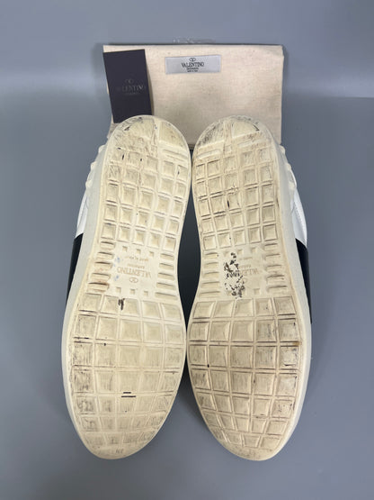 Handla Valentino Garavani Open White Black online | Smidigt och enkelt på nätet - The Grand Archive |