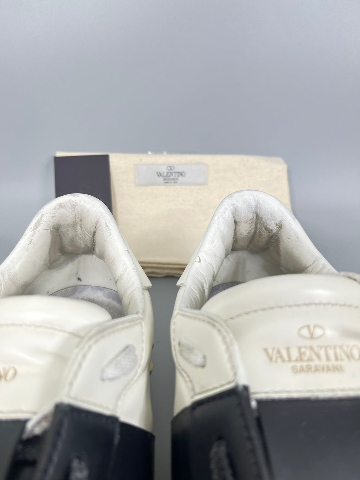 Handla Valentino Garavani Open White Black online | Smidigt och enkelt på nätet - The Grand Archive |